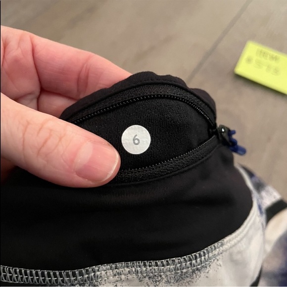 Lululemon Speed Short in Milky Way Multi Print / Black Size 6 - Picture 4 of 5